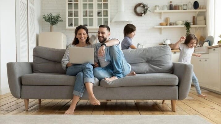 Familia feliz por el seguro de salud de asegurate mejor