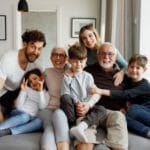 familia feliz con un seguro de vida en colombia