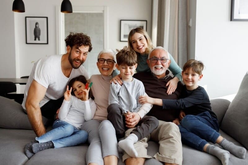 familia feliz con un seguro de vida en colombia