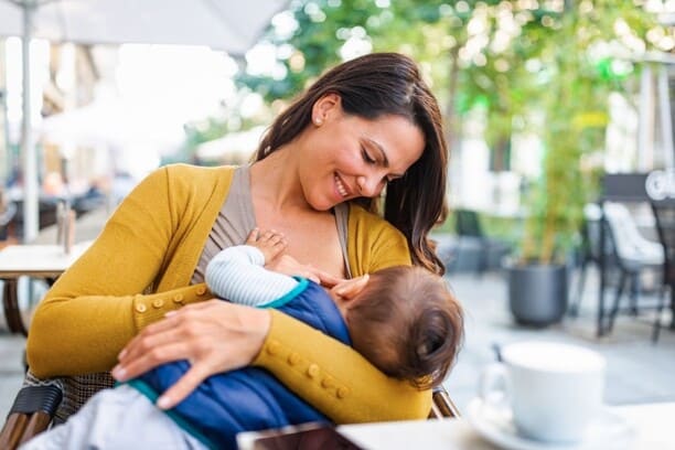 madre amamantando a su hijo