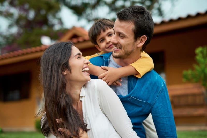 familia feliz protegida y tranquila con los beneficios de las polizas de vida